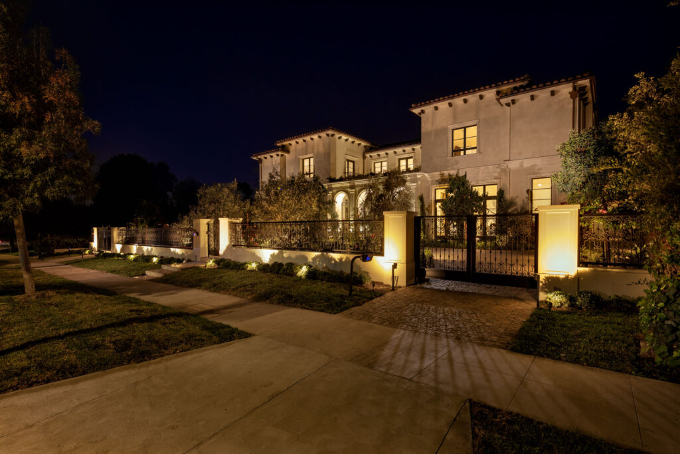 , Enhancing Real Estate With Premium Landscape Lighting